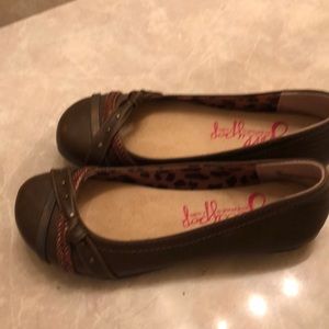 Brown flats in excellent condition.